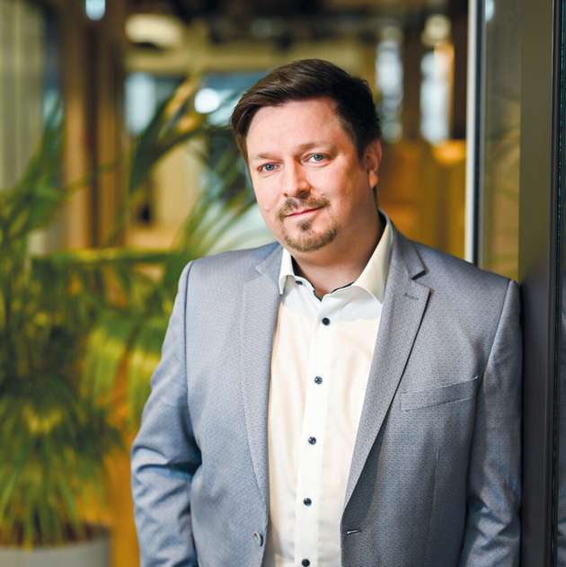 Philipp Jauch, Industry Market Manager Industrial Automation, Moxa Europe: Die Auswahl industrieller Kommunikationslösungen ist so individuell wie die Maschinen und Anlagen selbst. Mal zählen PoE und Gigabit für Machine Vision, mal geht es darum, ältere HMIs abzusichern, bei denen keine Updates mehr möglich sind. Gefragt sind dann Lösungen, die Virtual Patching unterstützen. Wichtig bleibt die Kompatibilität, etwa über PROFINET CC-B für eine zuverlässige SPS-Kommunikation. Während einfache Anwendungen weiterhin auf unmanaged Switche setzen, müssen kritische Infrastrukturen zunehmend NIS2-konform abgesichert werden. Produkte mit der Zertifizierung IEC 62443-4-2 sind dabei essenziell. Die Anforderungen sind heute vielfältiger denn je, entscheidend bleibt der konkrete Use Case.