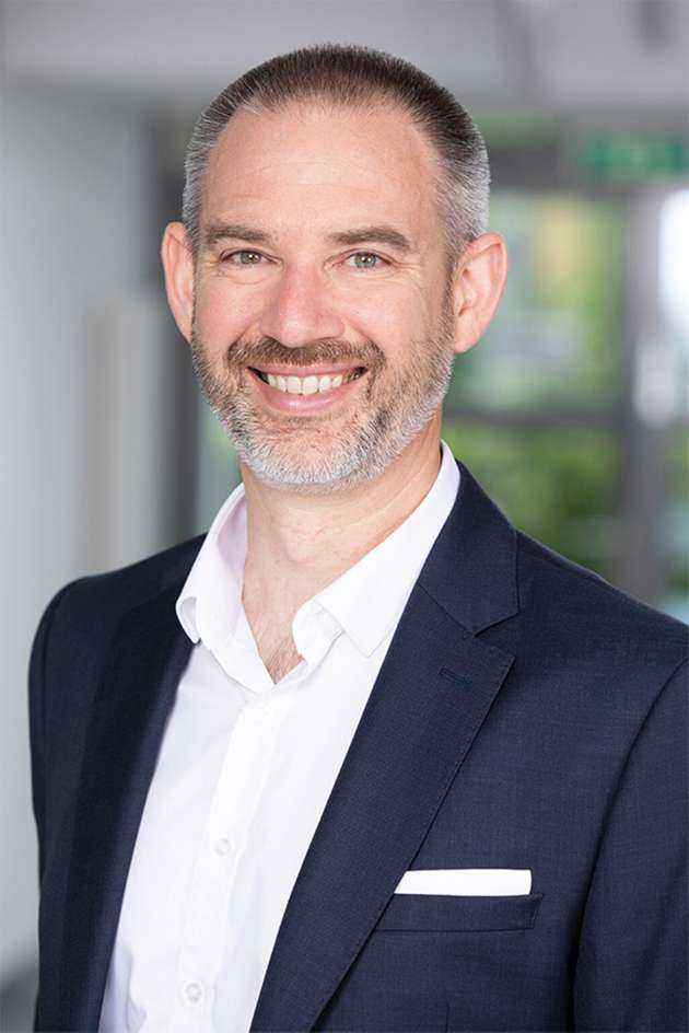 Thierry Bieber, Business Development Manager, HMS Industrial Networks: Die Auswahl einer individuellen industriellen Kommunikationstechnologie ist meistens mit herstellerspezifischen Affinitäten, technischen Übertragungsanforderungen sowie Infrastrukturtechnologien und Determinismus verbunden. Ergänzt werden diese Faktoren heutzutage durch zentrale Zukunftsaspekte wie Digitalisierung und Cybersecurity. Allerdings ist die Auswahl nicht immer gegeben und eine Anpassung an die technologische Vielfalt in Märkten, Regionen und von Lieferanten ist notwendig. Flexibilität und Offenheit wird so zum Schlüsselkriterium! Lösungen wie der „Anybus“-Ansatz von HMS als Geräteschnittstelle oder Gateway ermöglichen eine einheitliche, zukunftsorientierte Vernetzung verschiedenster Systeme, um alle Standards zu unterstützen. 