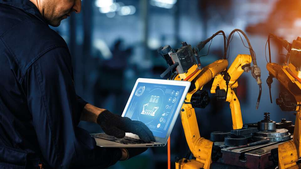 In der „Industrie 4.0“ wird die Überwachung des Zustands von Maschinen und Anlagen in Echtzeit möglich. Für die Unternehmen stellen sich einige Herausforderungen bei der Einführung von Condition Monitoring Systemen. 