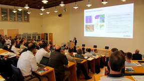 Keynote von Prof. Dr. Ulrike Ganesh: Sie stellte auf dem CAM-Workshop die Möglichkeiten und Ziele der Chiplet-Pilotlinie APECS vor.