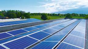 Solaranlagen auf dem Dach: Mit Smart-Home-Systemen kann der selbst erzeugte Strom besser genutzt werden. 