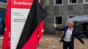 Uwe Lauber, CEO Everllence, enthüllt das neue Firmenlogo vor dem Augsburger Hauptquartier.
