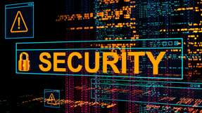 Risikomonitor 2025: Angeführt wird die Liste von regulatorischen Belastungen und Cyber-Angriffen (je 98  Prozent), gefolgt von geopolitischen und finanziellen Risiken (je 86  Prozent).