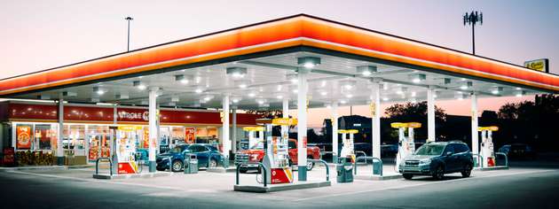 Die Tankstelle befindet sich im Wandel und entwickelt sich je nach Standort vom klassischen Versorgungsort zum digitalen Mobilitätszentrum oder weicht in ländlichen Regionen zunehmend zurück.