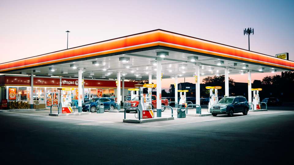 Die Tankstelle befindet sich im Wandel und entwickelt sich je nach Standort vom klassischen Versorgungsort zum digitalen Mobilitätszentrum oder weicht in ländlichen Regionen zunehmend zurück.