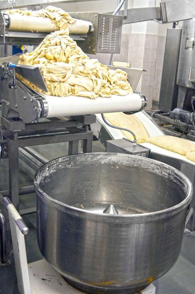 Ein Manufacturing Execution System überwacht die Liegezeit der zwischengelagerten Reworkmenge und prüft, ob diese in Folgeaufträgen weiterverwendet werden kann. 