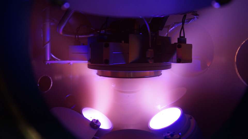 Argon-Plasma in der Vakuumkammer beim Magnetron-Sputtern, mit dem Substrat in der Bildmitte.