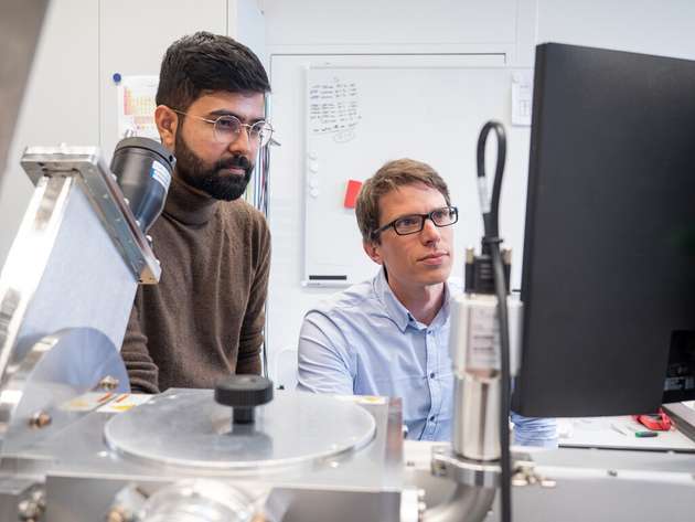 Das Team um die Empa-Forscher Jyotish Patidar (links) und Sebastian Siol hat durch cleveres Timing die Herstellung von hochwertigen piezoelektrischen Dünnschichten mittels HiPIMS-Verfahren ermöglicht.