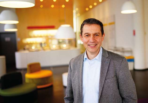 Matthias Fritsche, Senior Specialist & Global Product Manager Ethernet Connectivity, Harting: Das Automatisierungsprotokoll muss möglichst gut zur Anwendung passen. Das betrifft die technischen Parameter wie realisierbare Netzwerkstruktur, Linie, Stern oder variable Netzwerktopologie, Anzahl der möglichen Teilnehmer, Datenrate, Zykluszeit, Latenz usw. Der Vergleich dieser rein technischen Anforderungen ist aufgrund der klaren Faktenlage für Ingenieure und Techniker unkompliziert. Hinzu kommen weitere wichtige Auswahlkriterien: Wie groß und vollständig ist das Ökosystem? Sind alle notwendigen Systembausteine für die Anwendung verfügbar? Wie zukunftssicher ist das System in Bezug auf den Übergang oder gleichzeitige Nutzung unterschiedlicher Datenraten wie Fast-Ethernet und Gigabit-Ethernet? Erfüllt das System rechtssicher die Anforderungen an Cybersicherheit nach dem europäischen Cyber Resilience ACT? Harting unterstützt als zuverlässiger Partner bei Auswahl und Integration der passenden Schnittstelle.