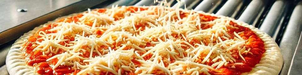 Vom Rohling bis zur belegten Tiefkühlpizza: Die Manufacturing Apps von Felten steuern und überwachen jeden Schritt der Produktion