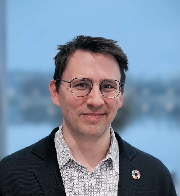 Dr.-Ing. Sebastian Werner ist Principal Data Scientist und Head of AI & Data Solutions Manufacturing & Energy bei Thoughtworks Europa. Nach verschiedenen Management-Rollen in der chemischen Industrie, als CTO eines erfolgreichen Spin-offs und mit tiefgreifender Expertise im Bereich Wertschöpfung aus Telemetriedaten konzentriert er sich auf auf strategische Themen an der Schnittstelle von Datenarchitektur und Datenökonomie.