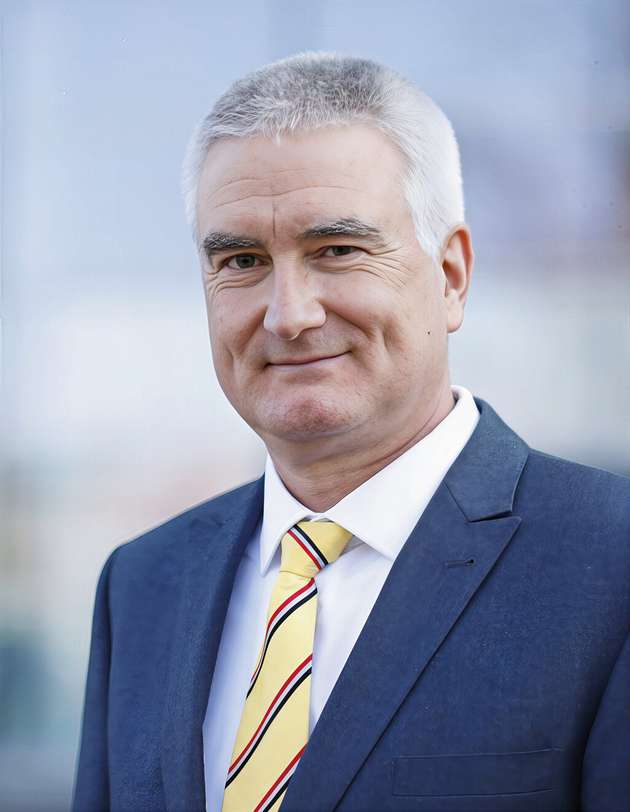 Martin Rostan, Executive Director, EtherCAT Technology Group (ETG): Für Ingenieure zählen bei der Wahl der Kommunikationslösung zunächst technische Kriterien: Zykluszeit, Synchronisationsgenauigkeit, Datendurchsatz, Netzwerktopologien, Anzahl der Teilnehmer, Systemrobustheit, Aufwand für Projektierung, Inbetriebnahme, Diagnose und Cyber Security sowie funktionale Sicherheit. Wichtig sind aber auch strategische Aspekte: Anbietervielfalt insbesondere auf Steuerungsseite, internationale Normung, weltweite Verbreitung, Weiterentwicklungen ohne Technologiebrüche und mit vollständiger Abwärtskompatibilität. Die Gesamtkosten hängen stark von der Komplexität ab – nicht nur Hardwarepreise, sondern auch Aufwand für Planung und Wartung. Die gute Nachricht: EtherCAT erfüllt all diese Anforderungen und ist damit eine zukunftssichere Wahl für industrielle Automatisierungsprojekte.