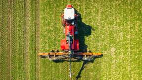 Ammoniak ist unter anderem in der Düngemittelindustrie eine wichtige Komponente. Ihn klimafreundlich und zugleich kostengünstig herzustellen, stellt allerdings eine Herausforderung dar.