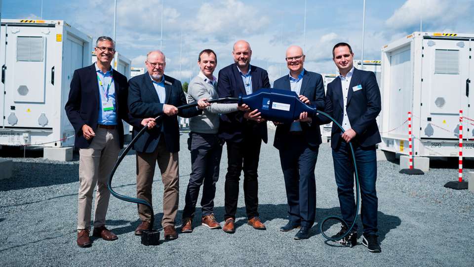 Von links nach rechts: Christian Marcks (GLS Bank), Walter Behrens (Kreispräsident), Georg Gallmetzer (Eco Stor), Marc Prätorius (Bürgermeister von Bollingstedt), Tobias Goldschmidt (Minister für Energiewende, Klimaschutz, Umwelt und Natur Schleswig-Holstein) und Steffen Bandelow (SH Netz).