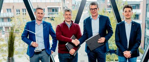 Den Partnerschaftsvertrag zwischen Enercity und Enercon unterzeichnen (von links nach rechts): Daniel Müller (Enercity), Benjamin Seifert (Enercon), Ralf Nietiet (Enercity) und Lennard von Dollen (Enercon).