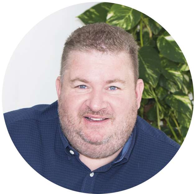 Hans Seifert, CEO, Sigmatek Deutschland: Die richtige Kommunikationslösung hängt von der Anwendung ab. Wenn es harte Echtzeitanforderungen gibt wie bei Motion Control- und hochdynamischen Steuerungsanwendungen, wo Schnelligkeit, präzise Taktsignale und die Einbindung von Safety-Komponenten wichtig sind, ist Industrial-Ethernet- wie zum Beispiel VARAN oder EtherCAT die beste Wahl. Neben dieser zeitlichen Deterministik sind aber auch Systemkosten, Verfügbarkeit und technologische Kompatibilität also Integrierbarkeit in bestehende Systeme entscheidende Faktoren. Der Einsatz standardisierter Kommunikationsprotokolle wie OPC UA und MQTT ermöglicht den Datenaustausch zwischen verschiedenen Systemen. Die Lösung muss zur Applikation passen, denn eine effiziente, flexible und offene Kommunikation – ob horizontal oder vertikal – ist das Rückgrat jeder zukunftssicheren Automatisierungslösung.