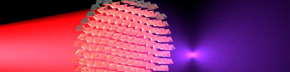 Infrarotlicht tritt durch die Metalinse und wird dabei aufgrund des Materials und der besonderen Oberflächenstrukturen (Vergrösserung in der Lupe) in violettes Licht umgewandelt sowie in einem Brennpunkt gebündelt.