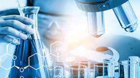 Das Median-Gesamteinkommen in der Chemie- und Pharmabranche lag 2024 bei rund 137.000 Euro. Während die Fixgehälter um 3,6  Prozent zulegten, sanken Bonuszahlungen erneut stark – in Großunternehmen um über 55  Prozent. Die Einkommensschere zwischen kleinen und großen Unternehmen schließt sich weiter.