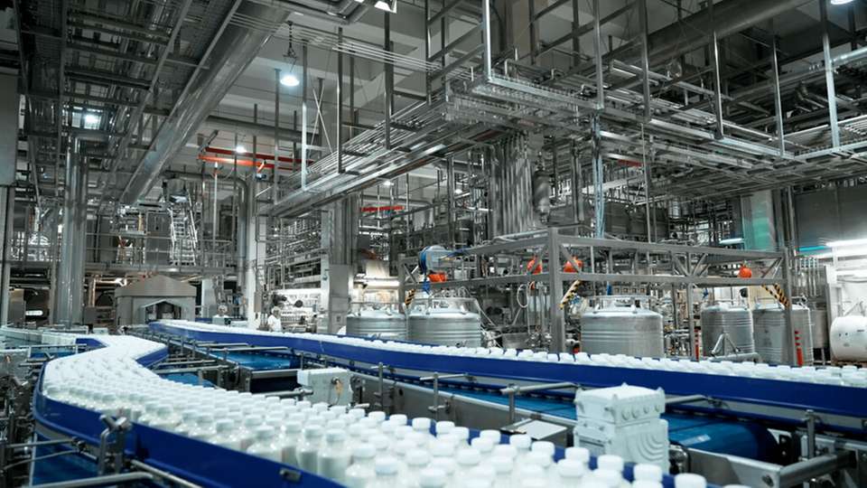 Sachsenmilch stellt in komplexen und teilweise voll automatisierten Anlagen vielfältige Produkte wie Milch, Butter, Joghurt, Käse oder Molkederivate für Babynahrung bis hin zu Bioethanol her. Täglich werden 4,7 Millionen l Frischmilch zur Verarbeitung angeliefert, das entspricht 170 LKW-Ladungen. Daher ist es essenziell, dass die Technik 24/7 funktioniert und die Produktionsanlagen annähernd zu 100 Prozent verfügbar sind.