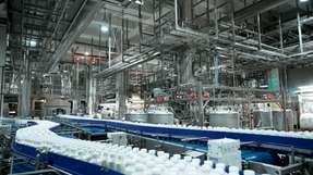 Sachsenmilch stellt in komplexen und teilweise voll automatisierten Anlagen vielfältige Produkte wie Milch, Butter, Joghurt, Käse oder Molkederivate für Babynahrung bis hin zu Bioethanol her. Täglich werden 4,7 Millionen l Frischmilch zur Verarbeitung angeliefert, das entspricht 170 LKW-Ladungen. Daher ist es essenziell, dass die Technik 24/7 funktioniert und die Produktionsanlagen annähernd zu 100 Prozent verfügbar sind.