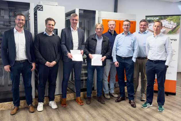 Vertragsunterzeichnung in den Räumlichkeiten der Intilion mit Vertretern der Umspannwerk Himmelreich und Intilion (von links nach rechts): Frederik Süllwald, Carl Zoellner, Marco Pape (Intilion), Michael Flocke, Stefan Konrad (LSF Energy), Dirk Engel (Intilion), Dr. Jan Lackmann und Dr. Martin Holzweissig.