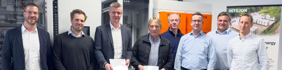 Vertragsunterzeichnung in den Räumlichkeiten von Intilion mit Vertretern von LSF Energy und Intilion (von links nach rechts): Frederik Süllwald, Carl Zoellner, Marco Pape (Intilion), Michael Flocke, Stefan Konrad (LSF Energy), Dirk Engel (Intilion), Dr. Jan Lackmann, Dr. Martin Holzweissig.