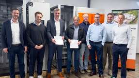 Vertragsunterzeichnung in den Räumlichkeiten von Intilion mit Vertretern von LSF Energy und Intilion (von links nach rechts): Frederik Süllwald, Carl Zoellner, Marco Pape (Intilion), Michael Flocke, Stefan Konrad (LSF Energy), Dirk Engel (Intilion), Dr. Jan Lackmann, Dr. Martin Holzweissig.