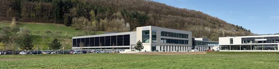 Der Erweiterungsbau am Bürkert Campus Criesbach beheimatet das Kompetenzzentrum Kunststofftechnik des Fluidikspezialisten. Im Mai 2025 wurden die neuen Räumlichkeiten offiziell eingeweiht. 