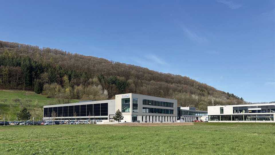Der Erweiterungsbau am Bürkert Campus Criesbach beheimatet das Kompetenzzentrum Kunststofftechnik des Fluidikspezialisten. Im Mai 2025 wurden die neuen Räumlichkeiten offiziell eingeweiht. 