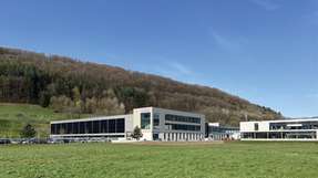Der Erweiterungsbau am Bürkert Campus Criesbach beheimatet das Kompetenzzentrum Kunststofftechnik des Fluidikspezialisten. Im Mai 2025 wurden die neuen Räumlichkeiten offiziell eingeweiht. 