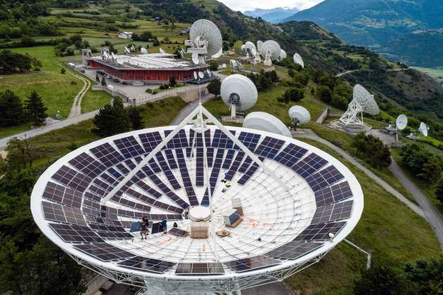 Jede Satellitenschüssel ist mit 307 Solarmodulen ausgestattet und wurde durch SolarEdge Power Optimizer optimiert. Jede Schüssel erzeugt jährlich etwa 110.000 kWh saubere Energie.  