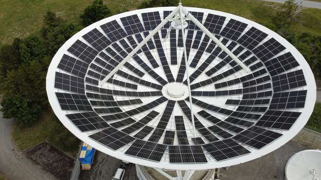 Innovative Nutzung von Satellitenschüsseln zur Solarstromerzeugung.