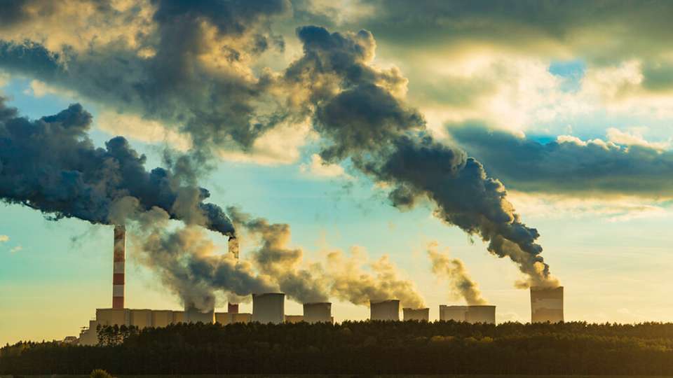 Hinter CO2-Emissionen verbergen sich oft versteckte Kosten durch energieintensive Prozesse, teure Materialien, ineffiziente Lieferketten und steigende Abgaben oder CO2-Zertifikate.