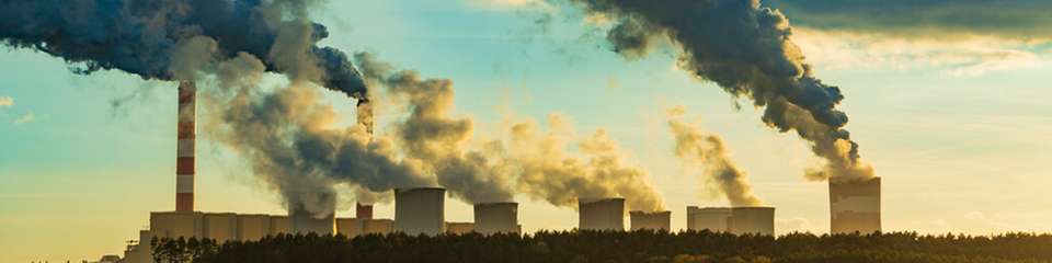 Hinter CO2-Emissionen verbergen sich oft versteckte Kosten durch energieintensive Prozesse, teure Materialien, ineffiziente Lieferketten und steigende Abgaben oder CO2-Zertifikate.