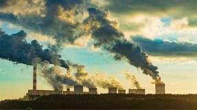 Hinter CO2-Emissionen verbergen sich oft versteckte Kosten durch energieintensive Prozesse, teure Materialien, ineffiziente Lieferketten und steigende Abgaben oder CO2-Zertifikate.