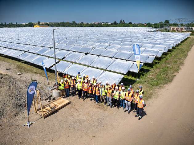 Das Team des Solarthermie-Großprojekts Leipzig West freut sich über die Montage des finalen Kollektors auf dem insgesamt 65.208 m2 großen Kollektorfeld.