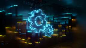 Software-definierte Fertigung ermöglicht in der Automatisierung durch die Entkopplung von Hardware und Software eine zentrale Verwaltung, schnellere Updates und eine effizientere Ressourcennutzung.
