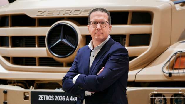 „Für die Soldatinnen und Soldaten ist ein Lkw mehr als nur ein Transportmittel – er muss im Gelände, unter Zeitdruck und bei teils unvorhersehbaren Bedingungen immer und ohne Kompromisse funktionieren“, sagt Daniel Zittel, Head of Defence Sales bei Daimler Truck.