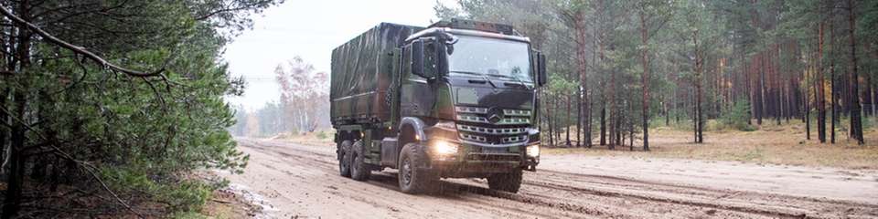 Im militärischen Umfeld müssen Lkw mit unwegsamem Gelände zurechtkommen. Der Arocs 6x6 wird hierzu mit spezieller Ausstattung versehen.