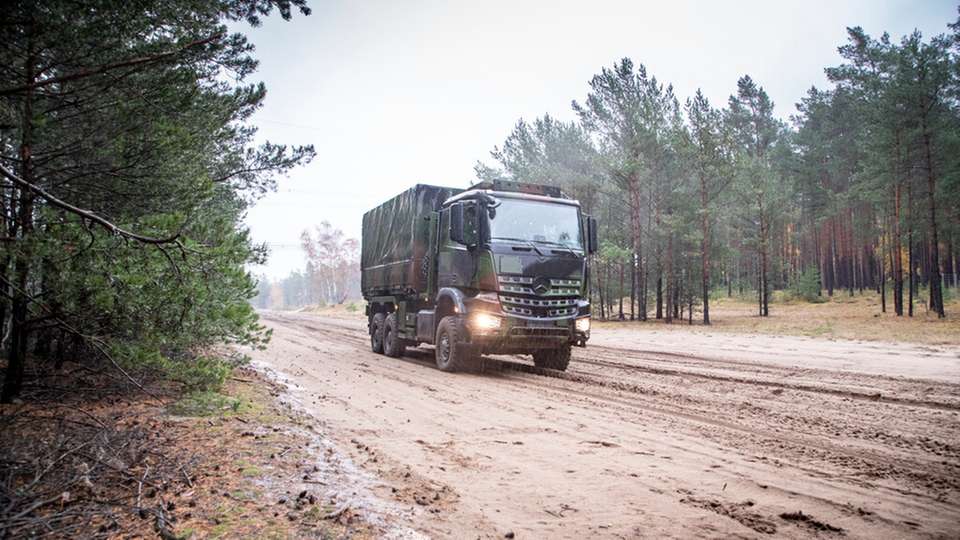 Im militärischen Umfeld müssen Lkw mit unwegsamem Gelände zurechtkommen. Der Arocs 6x6 wird hierzu mit spezieller Ausstattung versehen.