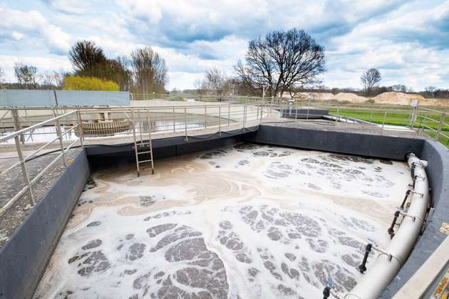 Die Belebungsbecken wurden in einem öffentlich geförderten Projekt von der Oberflächenbelüftung auf Plattenbelüfter am Boden der 5 m tiefen Becken umgestellt.