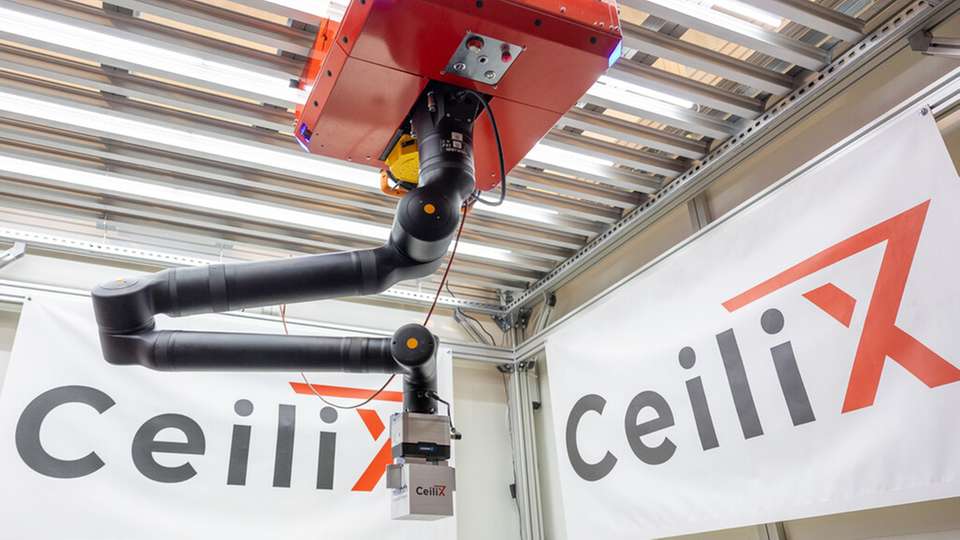 Der autonome Decken-AMR fährt frei an der Hallendecke, hebt Getränkekisten in Blocklagern und platziert sie präzise. Das spart Bodenfläche, reduziert Verkehr und erhöht die Sicherheit.