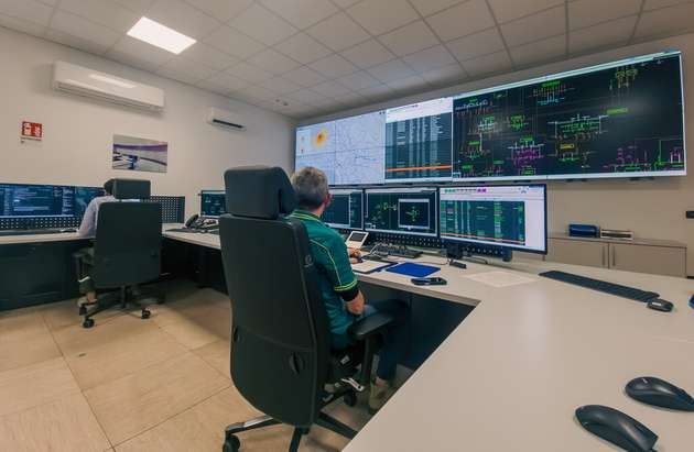 Nutzung der Digital-Twin-Technologie von Siemens zur Simulation, Überwachung und Steuerung von Energieflüssen in Echtzeit.