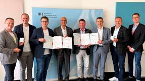 Offizielle Zertifikatsübergabe: VIVAVIS und Theben erhalten die TR-5- und BSZ-Zertifizierungen für ihre digitalen Steuerboxen mit EEBUS-Schnittstelle – ein Meilenstein für die digitale Netzsteuerung.