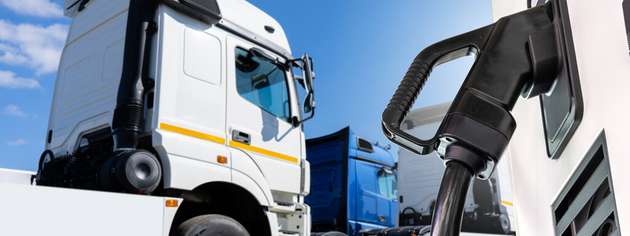 Der Einsatz von Elektro-Lkw lässt sich verbessern, indem Touren und Ladepläne software- und KI-gestützt auf Flottenebene neu geplant werden, um Reichweite, Auslastung und Wirtschaftlichkeit zu maximieren.