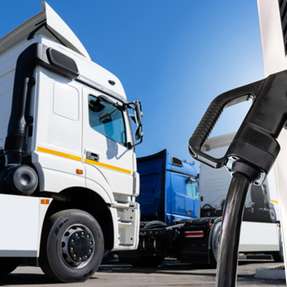 Der Einsatz von Elektro-Lkw lässt sich verbessern, indem Touren und Ladepläne software- und KI-gestützt auf Flottenebene neu geplant werden, um Reichweite, Auslastung und Wirtschaftlichkeit zu maximieren.