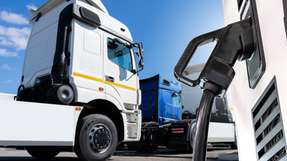 Der Einsatz von Elektro-Lkw lässt sich verbessern, indem Touren und Ladepläne software- und KI-gestützt auf Flottenebene neu geplant werden, um Reichweite, Auslastung und Wirtschaftlichkeit zu maximieren.