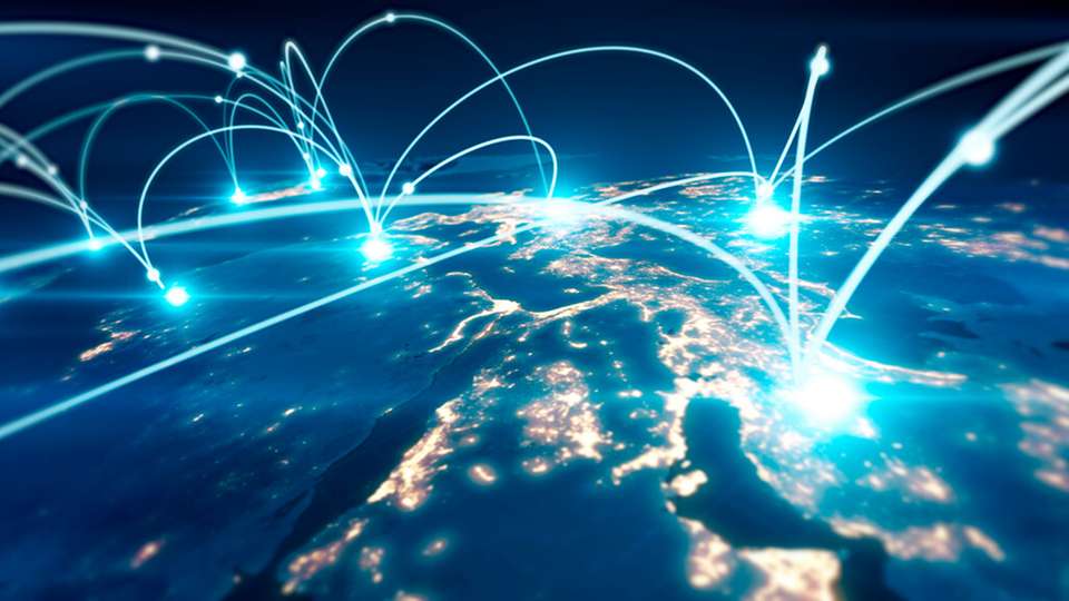 Netztechnik mit grünem Anspruch: Trotz wachsendem Datenvolumen sinken die Emissionen – doch für das Netto-Null-Ziel bis 2050 braucht es eine deutlich schnellere Dekarbonisierung.