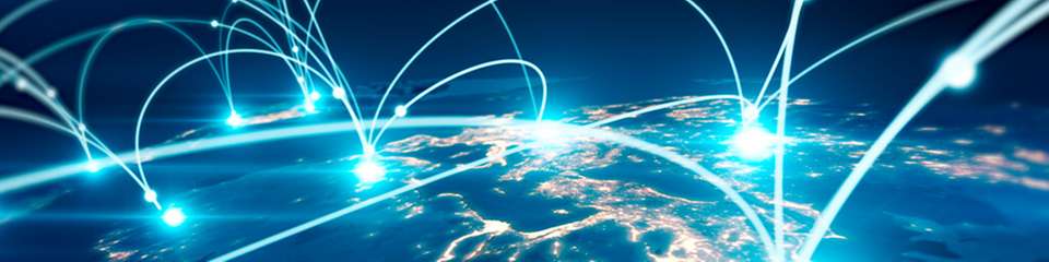 Netztechnik mit grünem Anspruch: Trotz wachsendem Datenvolumen sinken die Emissionen – doch für das Netto-Null-Ziel bis 2050 braucht es eine deutlich schnellere Dekarbonisierung.