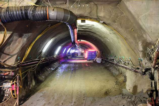 Die Tunnelwände wurden beim Vortrieb sofort mit Spritzbeton stabilisiert, damit das weiche Sediment nicht nachrutschen konnte.